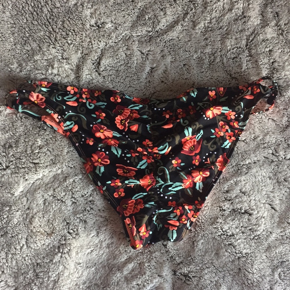 Bikini - Picture 3 of 7